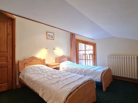 Bed, Furniture, Wood, Bedroom, Interior Design, Bed Sheet, Ceiling, Floor, Room, Bedding