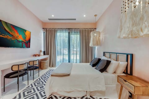 Ample Space with Desk/Dinning Ledge