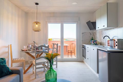 Superior Studio, Terrace | Private kitchen | Fridge, microwave, stovetop, cookware/dishes/utensils