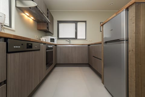 Full-size fridge, microwave, oven, stovetop