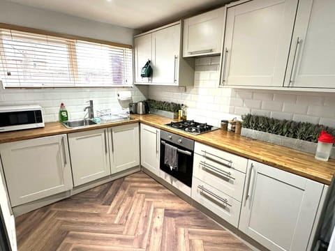 House | Private kitchen | Fridge, microwave, oven, stovetop
