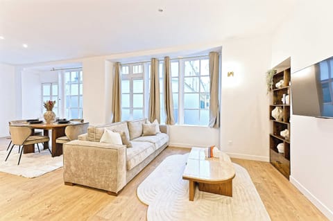Grand séjour avec canapé-lit, table basse, smart TV, espace repas pour 6 personnes