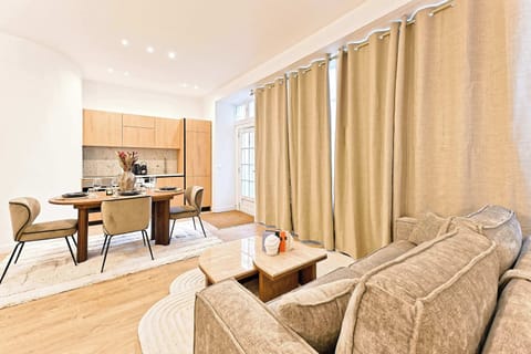 Grand séjour avec canapé-lit, table basse, smart TV, espace repas pour 6 personnes
