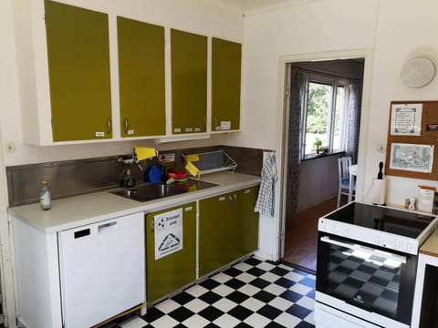 Classic Villa | Private kitchen | Shared fridge, microwave