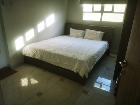 3 bedrooms, blackout drapes