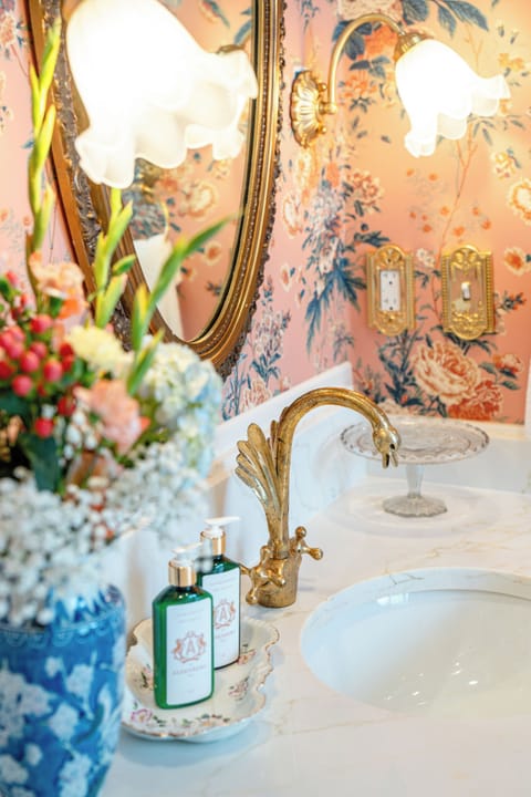 Premium Suite, City View | Bathroom | Hair dryer, towels, soap, shampoo