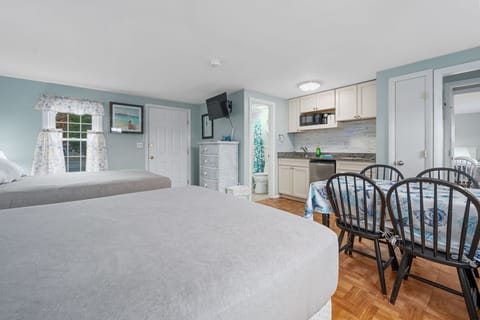 Studio with 2 queen beds