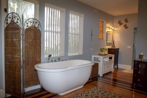 House, Partial Lake View | 5 bedrooms, free WiFi