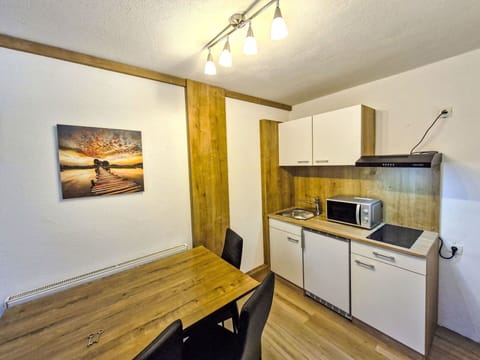 Wood, Flooring, Floor, Wood Stain, Apartment, Ceiling, Hardwood, Wood Flooring, Plank, Lumber