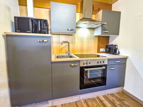 Kitchen Appliance, Kitchen, Countertop, Major Appliance, Cabinetry, Home Appliance, Kitchen Sink, Interior Design, Flooring, Kitchen Stove