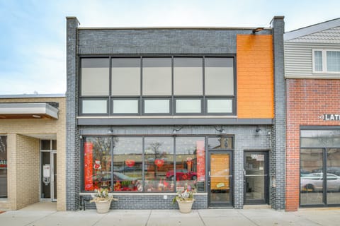 Chicago Vacation Rental | 2BR | 1BA | 950 Sq Ft | Stairs Required to Enter