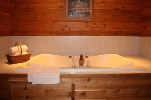 Combined shower/tub, deep soaking tub, free toiletries, hair dryer