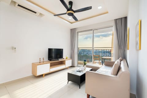 Junior Room, Balcony, City View | Living area | 42-inch Smart TV with cable channels, table tennis