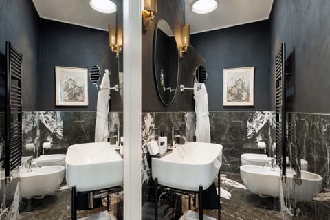 Superior Triple Room | Bathroom | Shower, free toiletries, hair dryer, bidet