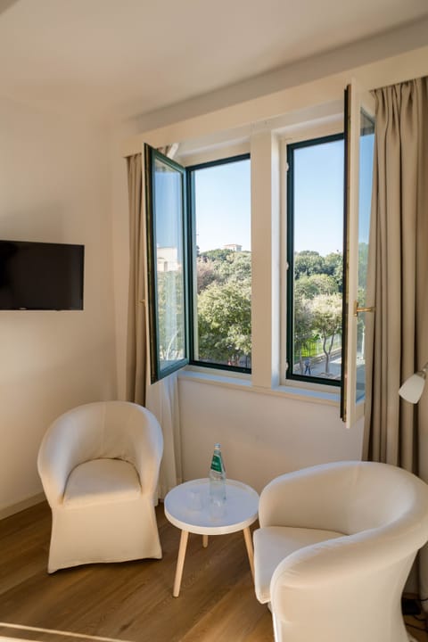 Family Room | Minibar, in-room safe, desk, soundproofing