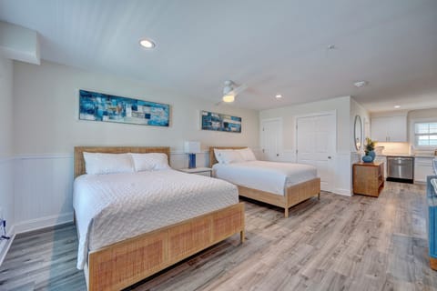 Relax in your spacious studio with two comfortable beds, modern finishes, and an open kitchen—perfect for your coastal getaway.