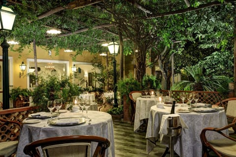 2 restaurants; breakfast, lunch, and dinner served