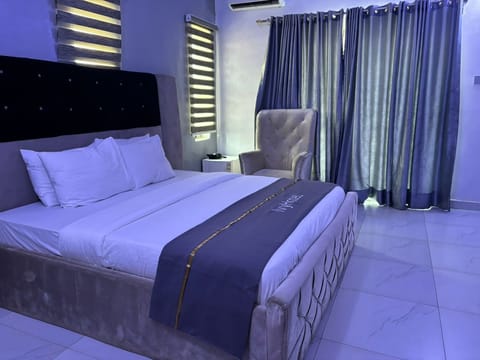 Luxury Suite, City View | Premium bedding, desk, free WiFi, bed sheets