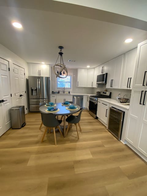 Full-size fridge, microwave, oven, dishwasher