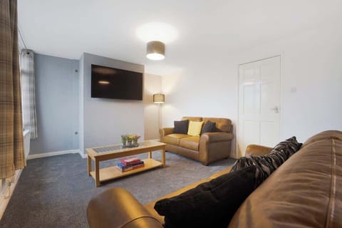 Spacious living room equipped with a 32-inch SMART TV with Netflix and plenty of space to sit down and relax. 