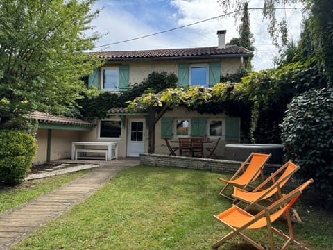 facade-maison-jardin-gite-charly-proche-lyon-auvergne-rhone-alpes