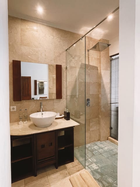 Deluxe Twin Room, Pool View | Bathroom | Shower, free toiletries, hair dryer, towels