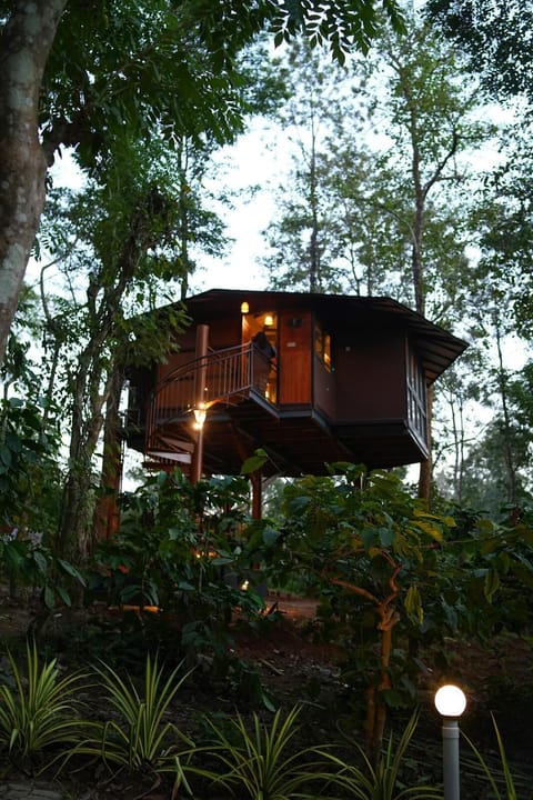 Luxury Tree House, Hot Tub, Garden View | Free WiFi, bed sheets