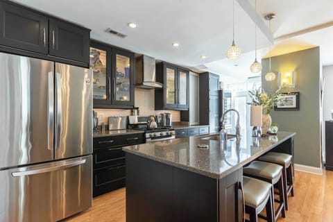 Gourmet kitchen w/island seating
