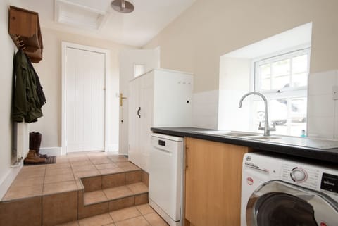 Grange House - utility and boot room washer/dryer and plenty of storage space for outdoor gear and dogs