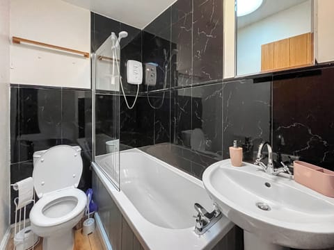 Bathroom | Ty Capel Cottage, Betws-Y-Coed