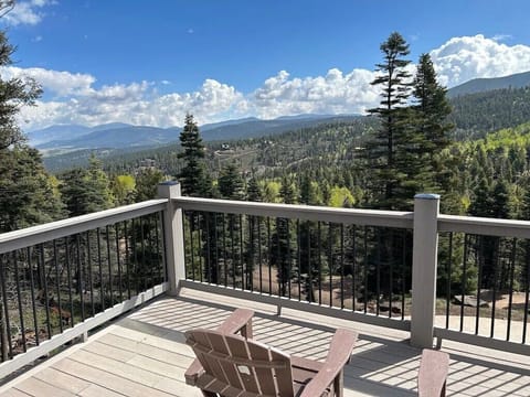 The Blue Chalet - views, hot tub and beautiful home in the mountains