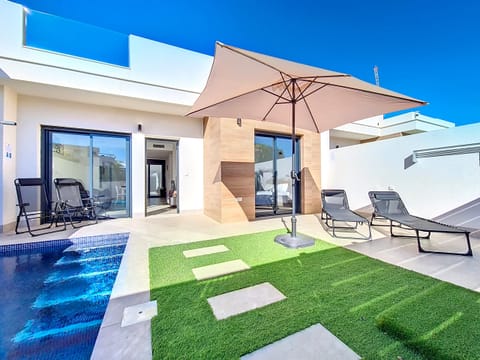Discover a modern villa in Dolores de Pacheco, Murcia. Perfect for relaxing holidays near beaches, golf courses, and local attractions!