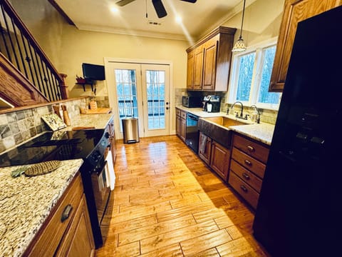 Kitchen-Stainless Double Oven, Keurig Duo, Air Fryer, Blender & Well Stocked