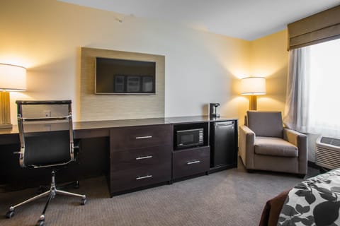Suite, 1 King Bed with Sofa bed | Desk, iron/ironing board, free cribs/infant beds, free WiFi