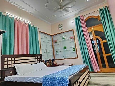 Family Triple Room | Memory foam beds, in-room safe, desk, laptop workspace