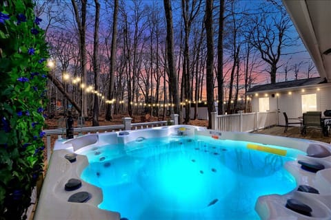 Relaxing hot tub, professionally maintained, only steps from your Master Bedroom