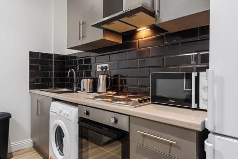 Fully equipped kitchen featuring a 4-burner hob, fridge/freezer, microwave, kettle and essential cookware — everything you need for easy self-catering, whether you're staying for a few nights or a longer work trip.
