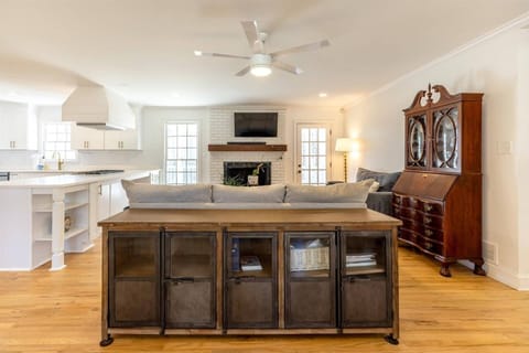 Roomy living room to allow everybody to have their own space to relay