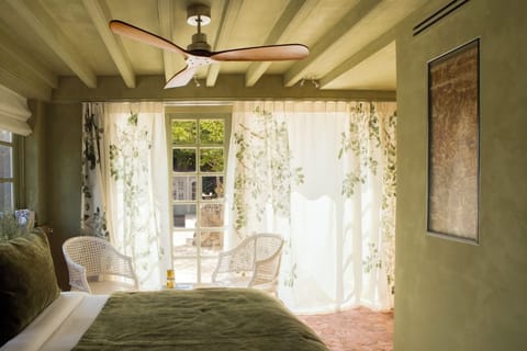 Executive Room | In-room safe, iron/ironing board, free WiFi, bed sheets