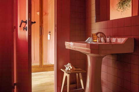 Deluxe Room | In-room safe, iron/ironing board, free WiFi, bed sheets