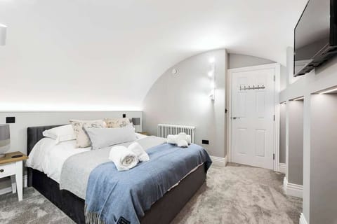 King sized bed - Bedroom 1