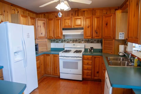 Kitchen- Fully stocked kitchen perfect for group meals and wine night apps.