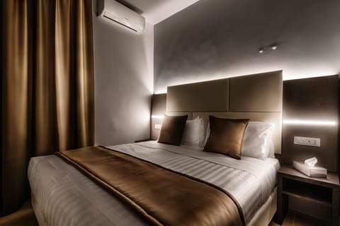 Standard Double or Twin Room | In-room safe, desk, laptop workspace, soundproofing