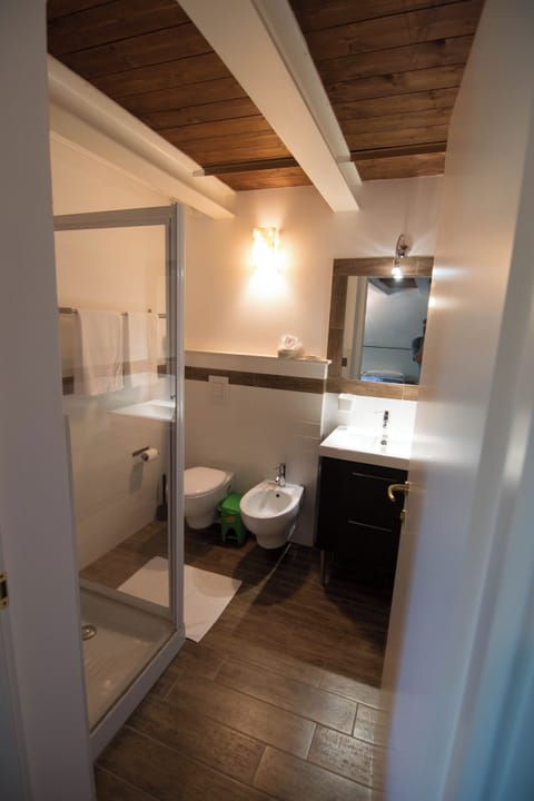 Quadruple Room | Bathroom | Shower, hair dryer, bathrobes, towels