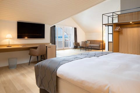 Attika Suite | Hypo-allergenic bedding, minibar, in-room safe, desk