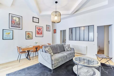 Salon avec table pour diner