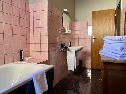 Executive Suite, Mountain View | Bathroom | Free toiletries, hair dryer, bathrobes, towels