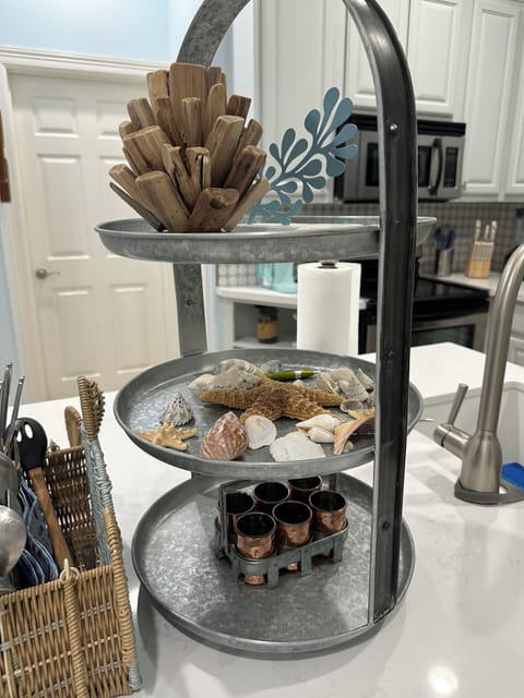 Caddy includes bottle opener and shot glass set