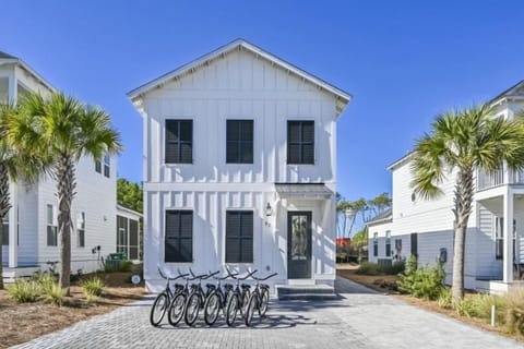 Charming Modern Coastal Home Equipped with 6 Bikes