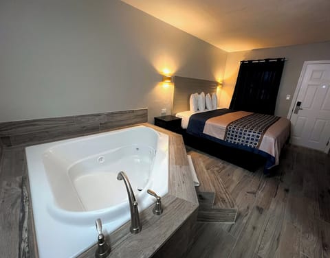 Luxury Room | Free WiFi, bed sheets